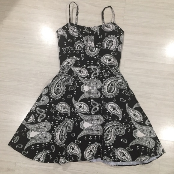 Alyn Paige paisley dress - Picture 2 of 10